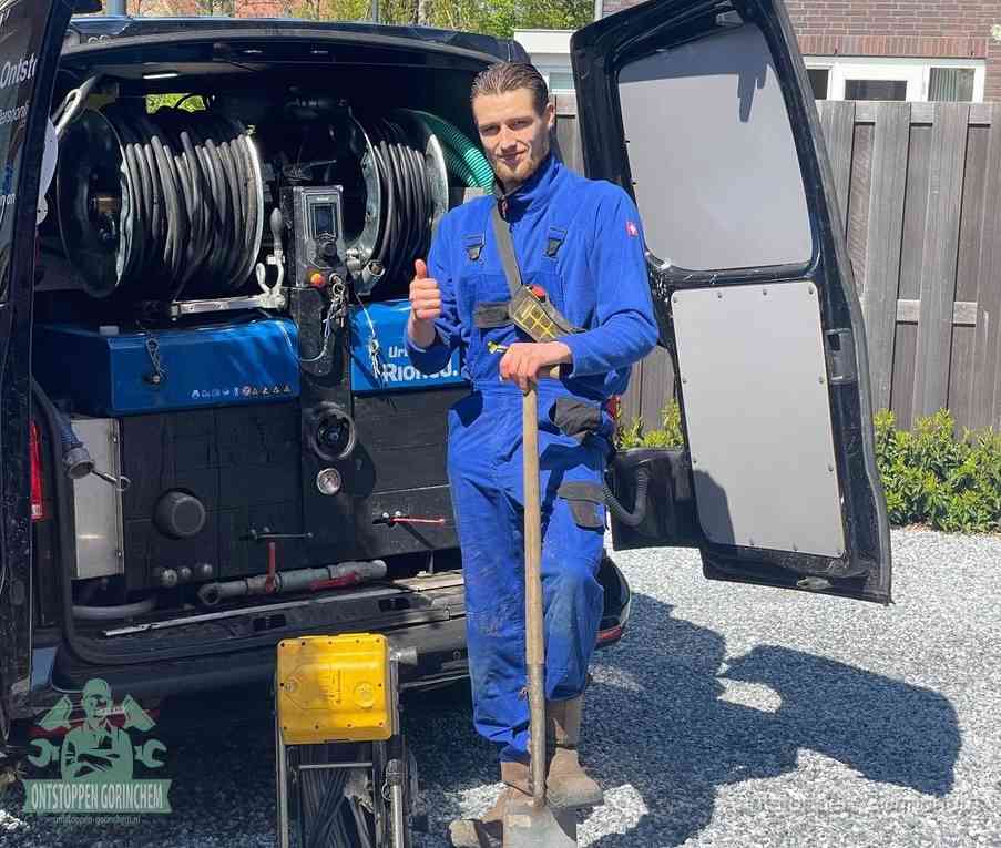 Een tevreden monteur met opgestoken duim naast de bestelbus, slim ingrijpen bespaart kosten bij een verstopte afvoer in Gorinchem