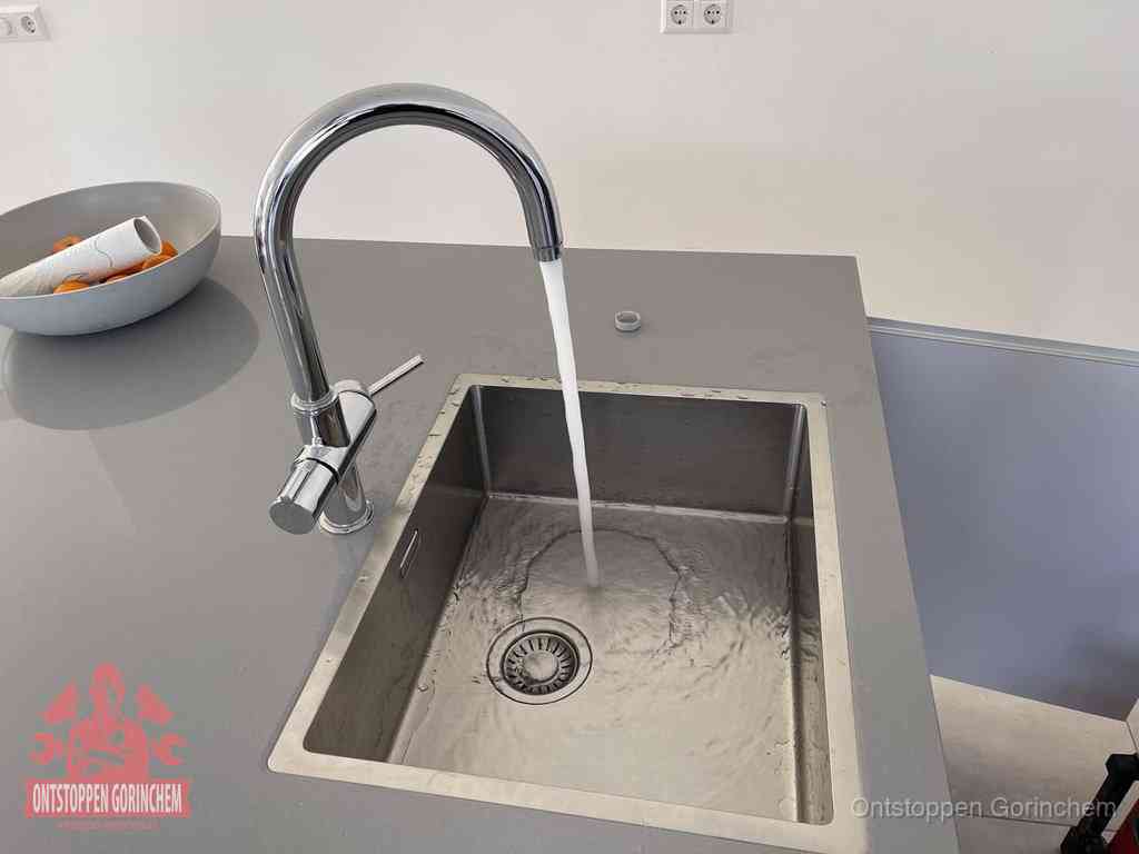 Een vrij doorstromende rvs spoelbak waar het water moeiteloos wegloopt, het resultaat van slim onderhoud dat geld bespaart in Gorinchem