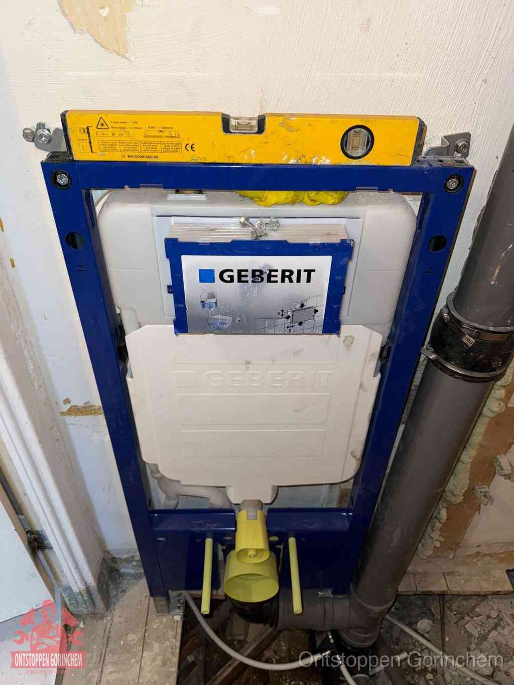 Een Geberit inbouwreservoir met frame voor een hangtoilet tegen de wand, met de afvoerbocht naar de vloer, kenmerkend voor een verstopt hangtoilet in Gorinchem