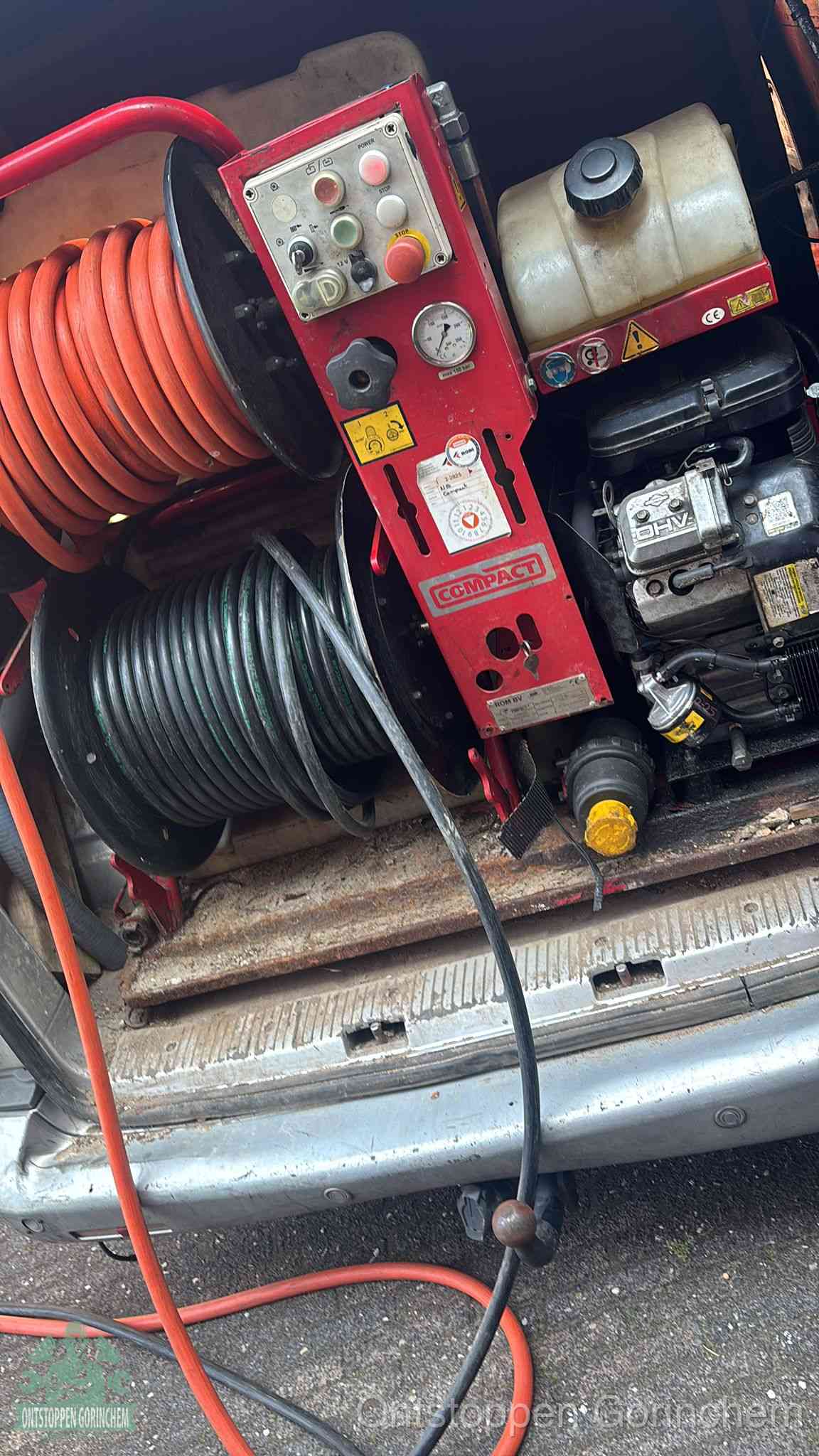 Een rood hogedruk-rioolreinigingstoestel in de laadbak van de bedrijfsbus, apparatuur voor een hardnekkige afvoerverstopping in Gorinchem