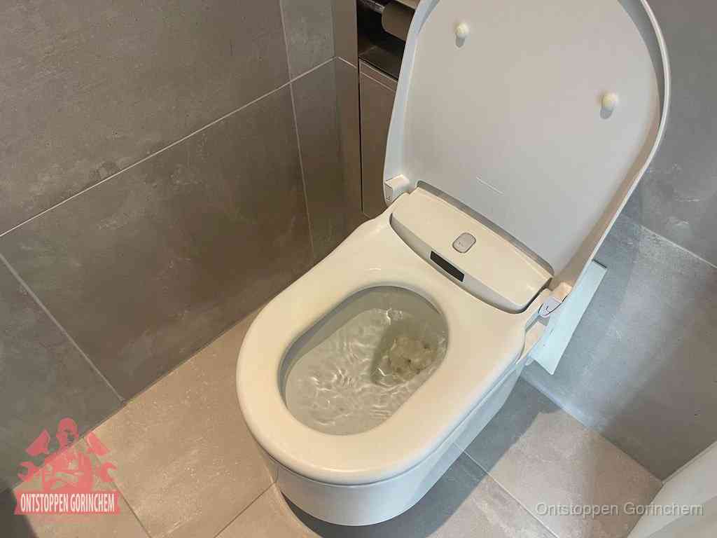 Een toiletpot vol troebel water met drijvend papier en restanten, de meest voorkomende oorzaak van een verstopte wc in Gorinchem