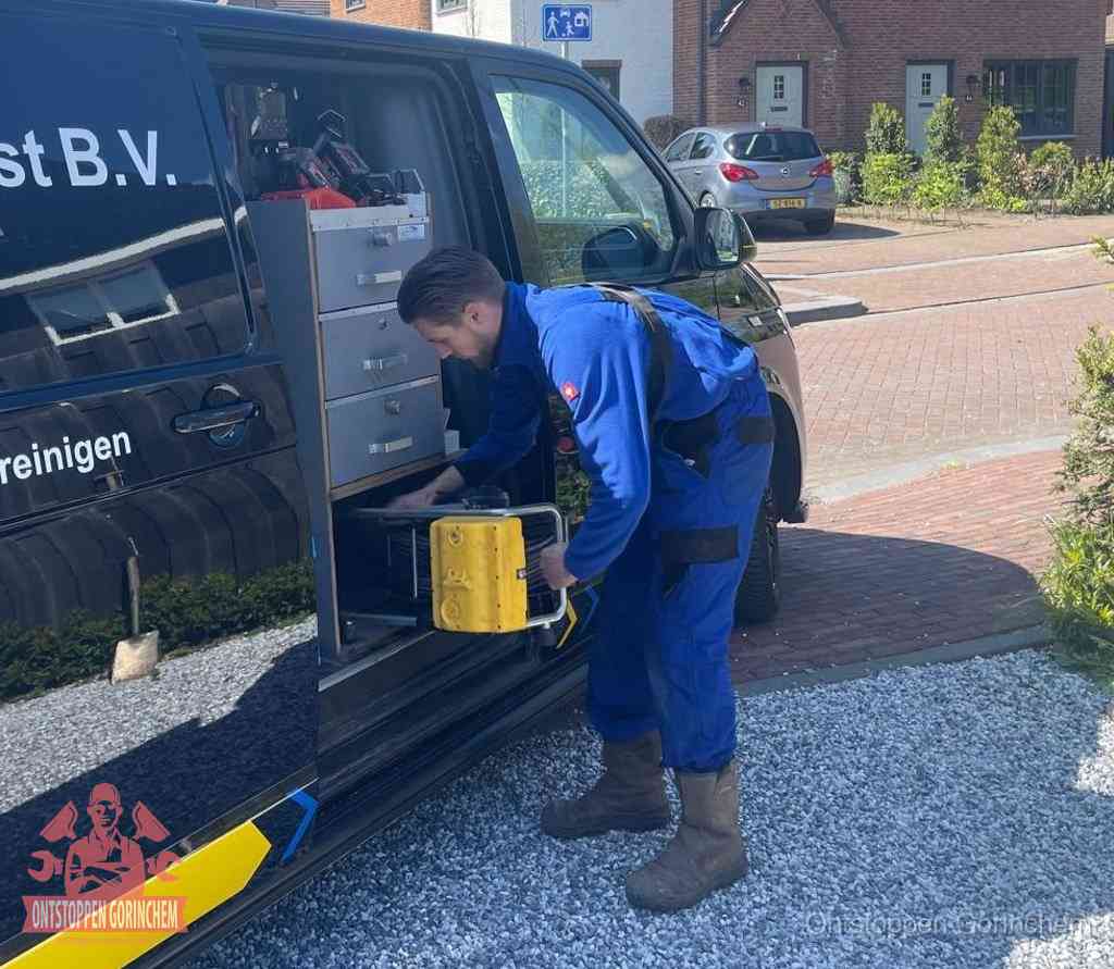 Een monteur pakt apparatuur uit de bedrijfsbus voor service aan huis, het moment om een professional in te schakelen in Gorinchem