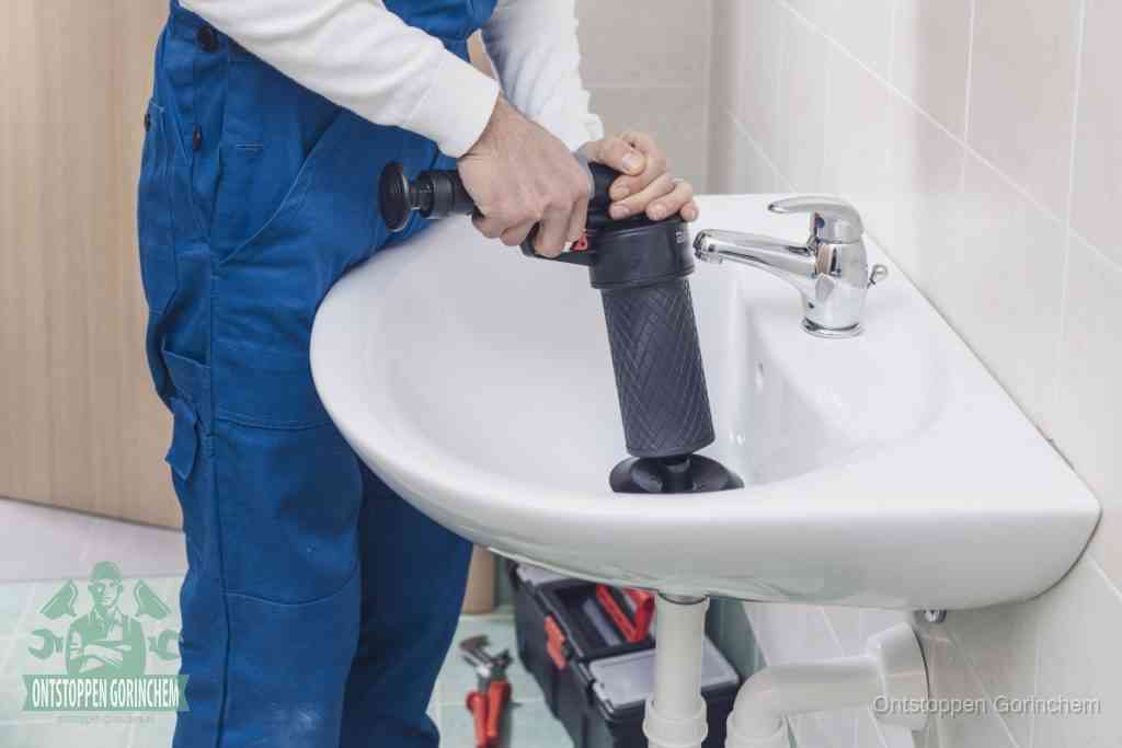 Een te ruwe doe-het-zelf poging met een hand-pomp op de afvoer van een badkamer-wastafel, een van de veelgemaakte fouten bij afvoer ontstoppen in Gorinchem