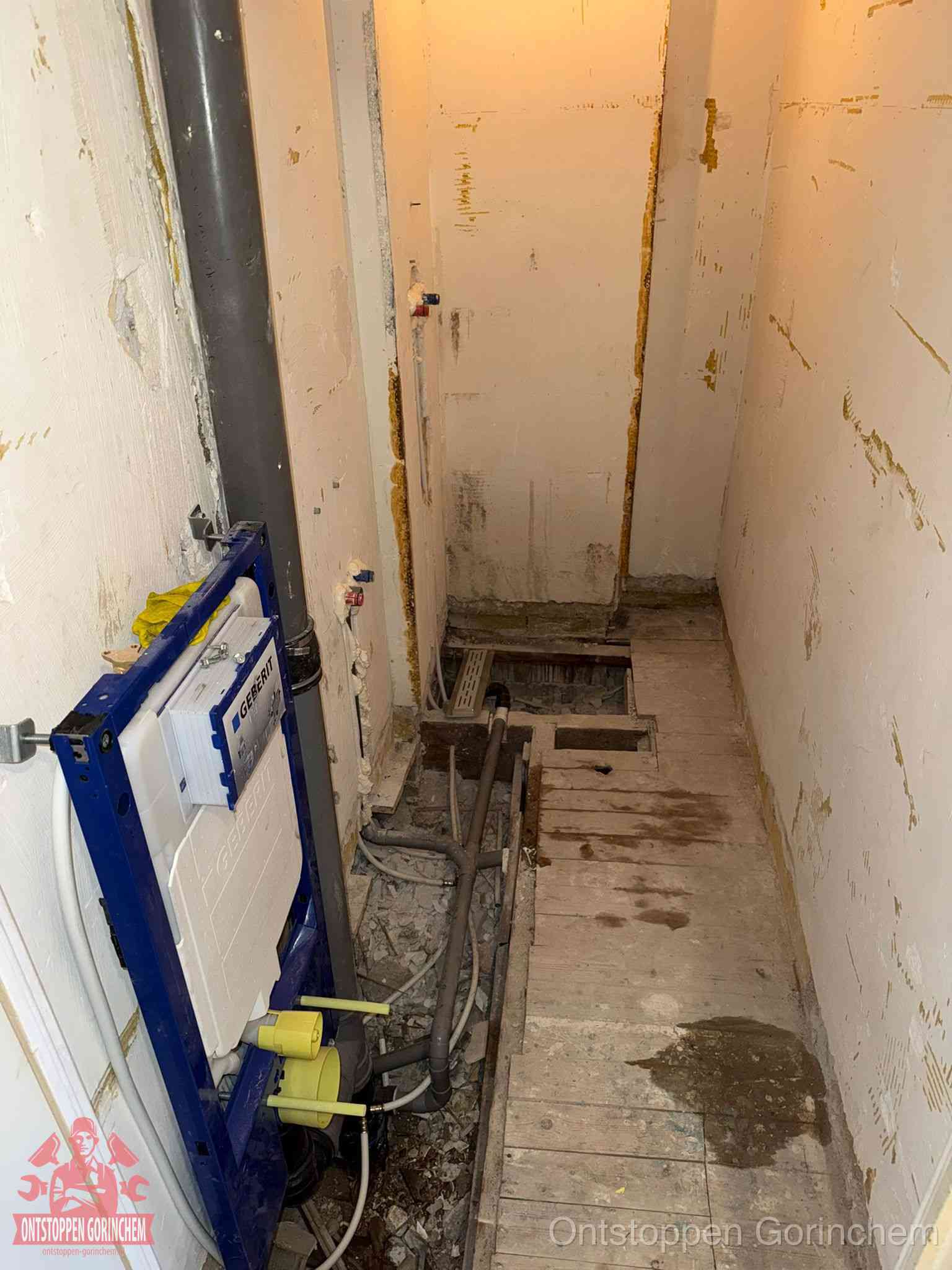 Een opgebroken toiletruimte tijdens renovatie met een Geberit inbouwreservoir en blootliggende oude afvoerleidingen, typisch voor oudere woningen in Gorinchem